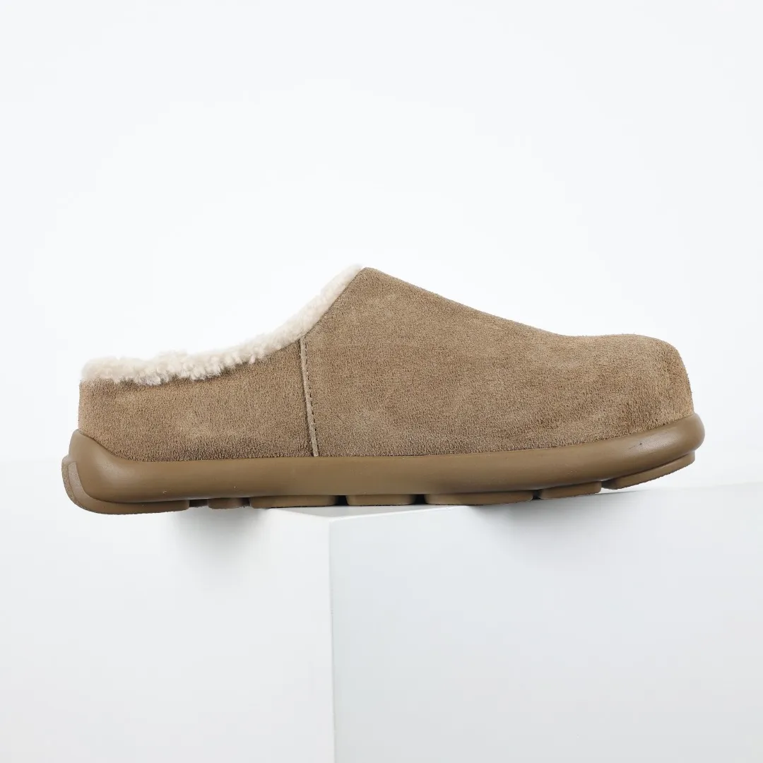 Pick up locally💰560 Core recommendation Good price Independently developed original outsole and cashmere insole to keep you warm in winter and suitable for home use. In the new year, uug launched a style series, which is partially geared towards the preferences of young consumers and has also moved to the forefront of fashion trends. Shoe body material Water-repellent coated suede upper 17 mm UGGPURE™ implanted wool insole Lightweight non-slip comfortable rubber outsole With brand LOGO trademark Comes with a full set of packaging Size: 35 36 37 38 39 40 41 42 43 44